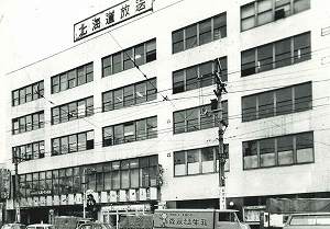 昭和２６年に完成した大丸ビル　戦後の民間ビル建築第一号で、店内の照明に蛍光灯を取り入れた初の店舗だった。当時５階には北海道放送（HBC）がテナントとして入っていた。