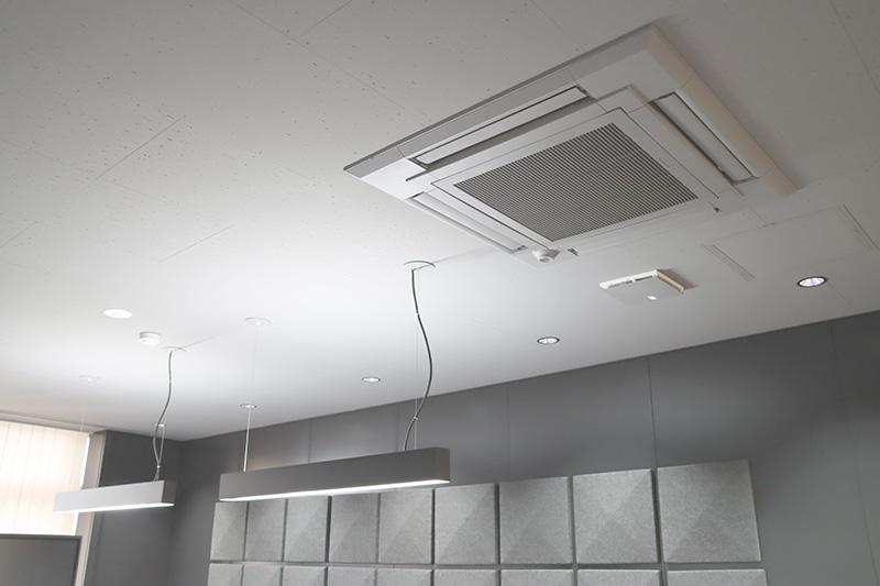 オフィスの天井、まるごとリニューアルしませんか？エアコンや照明でこんなに変わる！