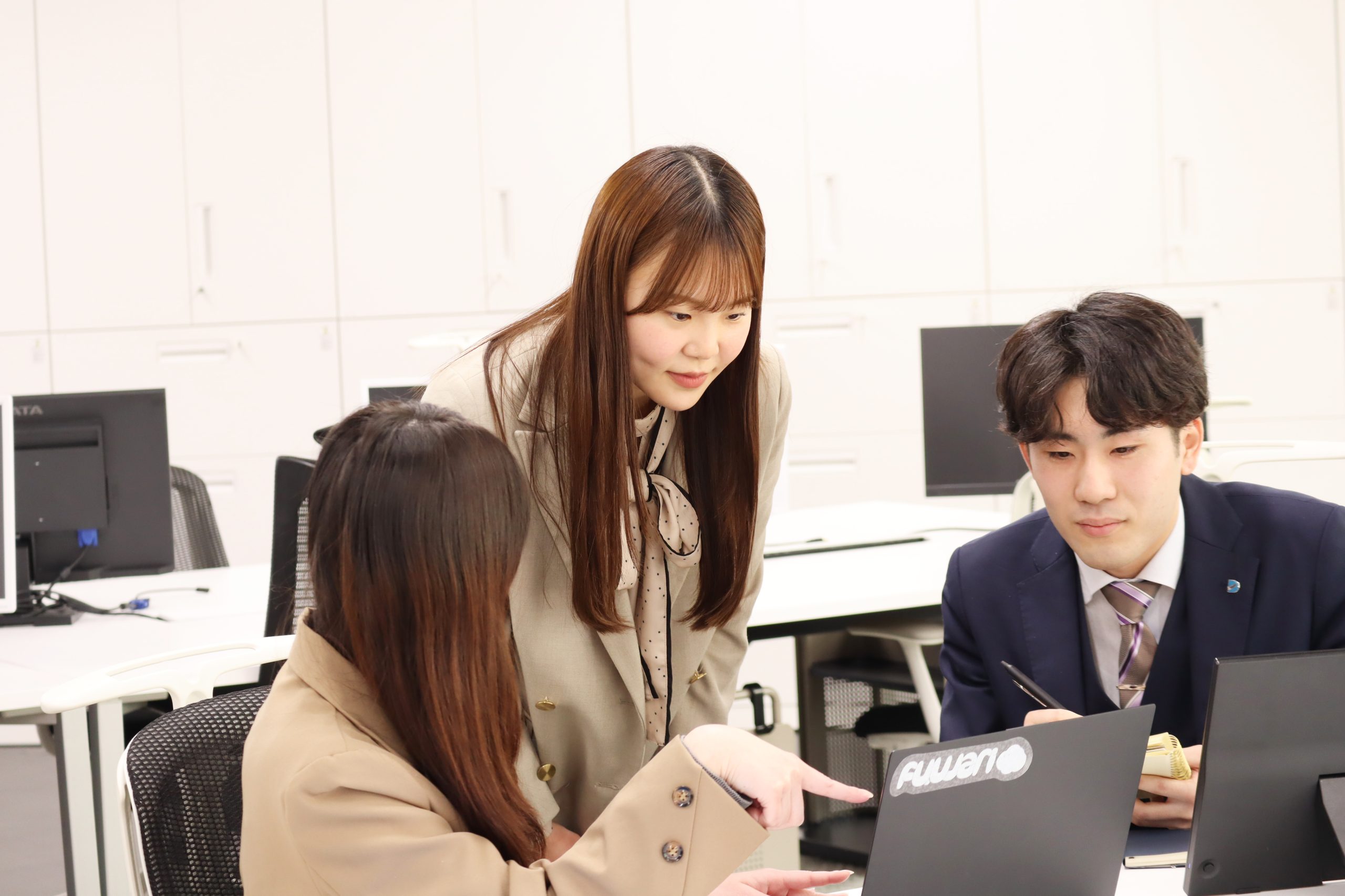 担当先が異なっていても、周囲と声を掛け合いながら業務を進めています